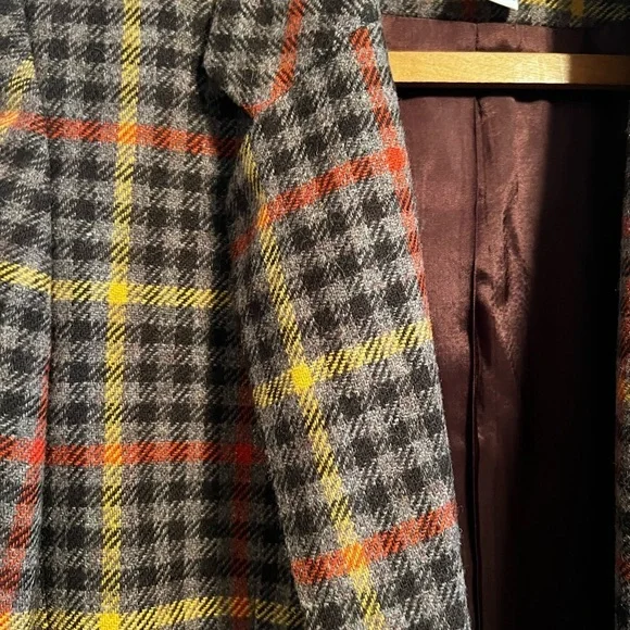 Chaus blazer in plaid. Browns. Size small.wool and lambs wool. Pockets & buttons - Picture 3 of 6
